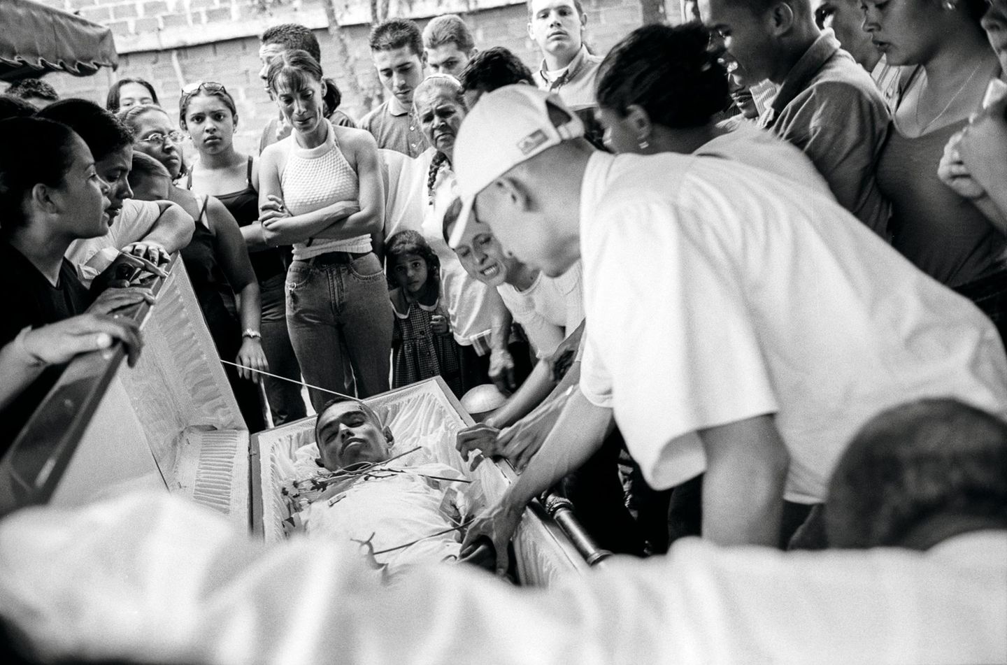 Tödliche Verbindung Menschenmenge um einen offenen Sarg