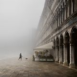Venedig im Nebel – kein Trubel, keine Touristen. Die sonst so überlaufene Stadt scheint sich in dem Dunst zu verbergen.
