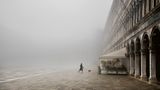 Venedig im Nebel – kein Trubel, keine Touristen. Die sonst so überlaufene Stadt scheint sich in dem Dunst zu verbergen.