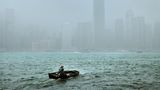 Während des Monsuns in Hongkong stellt der Dauerregen die Kamera pausenlos auf die Probe. Schutz vor der eindringenden Feuchtigkeit ist schwierig – eine Herausforderung für jedes Gerät. Aber gerade so gelingen stimmungsvolle Bilder wie dieses. 
