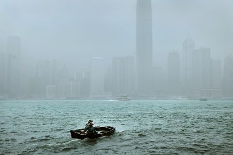 Während des Monsuns in Hongkong stellt der Dauerregen die Kamera pausenlos auf die Probe. Schutz vor der eindringenden Feuchtigkeit ist schwierig – eine Herausforderung für jedes Gerät. Aber gerade so gelingen stimmungsvolle Bilder wie dieses. 