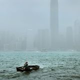 Während des Monsuns in Hongkong stellt der Dauerregen die Kamera pausenlos auf die Probe. Schutz vor der eindringenden Feuchtigkeit ist schwierig – eine Herausforderung für jedes Gerät. Aber gerade so gelingen stimmungsvolle Bilder wie dieses. 