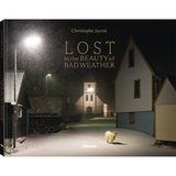 Schlechtes Wetter in seiner schönsten Form entdecken Sie in Christophe Jacrots Bildband "Lost in the Beauty of Bad Weather" (erschienen im teNeues Verlag). Der französische Fotograf fängt darin die Magie von Regen, Schnee und Nebel ein und verwandelt alltägliche Straßen- und Stadtszenen in poetische Momente.