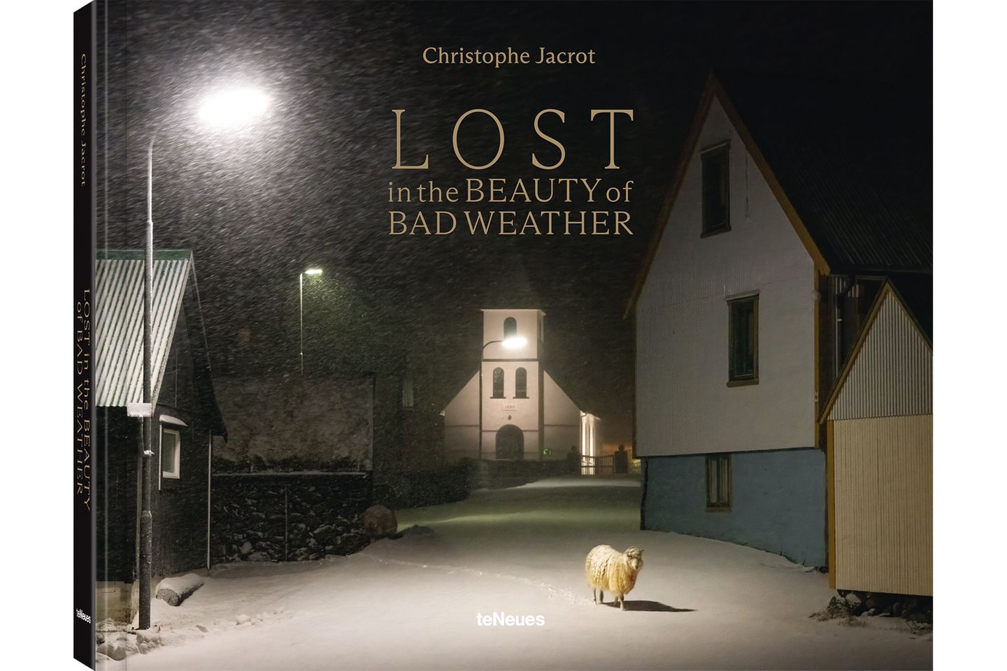 Bildband "Lost in the Beauty of Bad Weather" Schlechtes Wetter in seiner schönsten Form entdecken Sie in Christophe Jacrots Bildband "Lost in the Beauty of Bad Weather" (erschienen im teNeues Verlag). Der französische Fotograf fängt darin die Magie von Regen, Schnee und Nebel ein und verwandelt alltägliche Straßen- und Stadtszenen in poetische Momente.