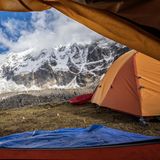Der Blick aus dem Zelt auf die Berge