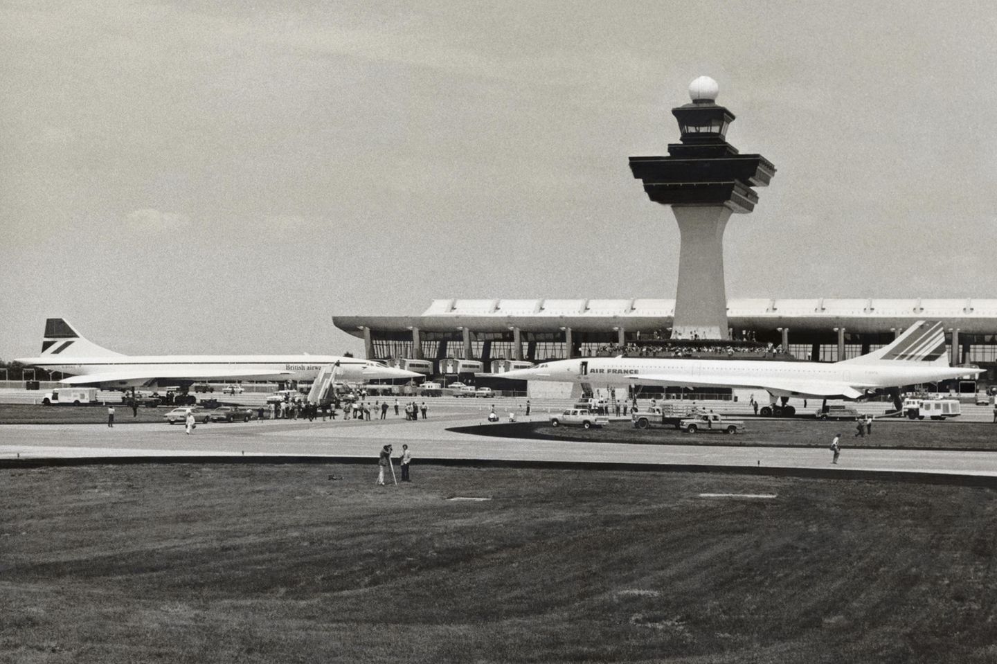 Ebenfalls 1970 wurde der Dulles Airport bei Washington DC in die Flugpläne der beiden Fluggesellschaften aufgenommen. Die Linienflüge zum Wunschziel JFK-Airport folgten erst ein Jahr später. Erst nach langen Verhandlungen erteilte die Stadt ihre Genehmigung. Andere Staaten verweigern der Concorde den Überflug