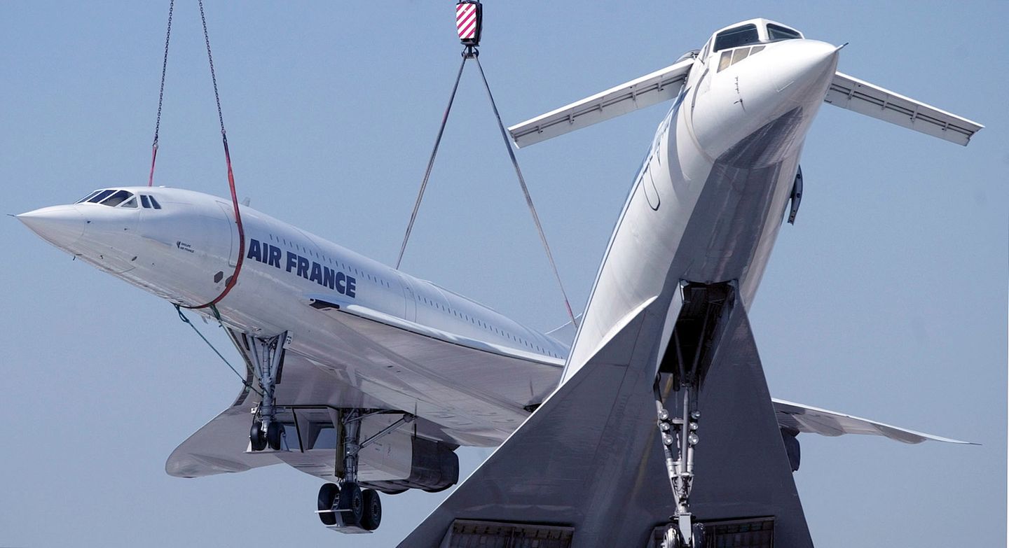 Am Haken eines Schwerlastkranes landete diese Concorde auf dem Dach des Technik-Museums in Sinsheim in Baden-Württemberg. Rechts im Bild eine Tupolev TU-144, die sowjetische Dependence der Concorde, deren Prototyp bereits am 31. Dezember 1968 den Erstflug absolvieren konnte