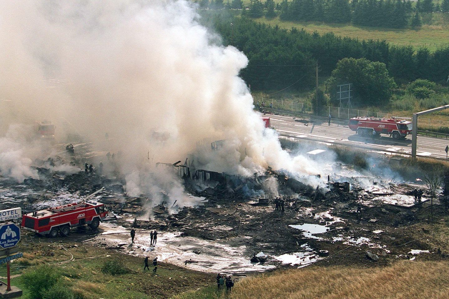 Am 25. Juli 2000 stürzte eine Concorde 133 Sekunden nach dem Start in Paris ab. Ursache des Unglücks war ein auf der Startbahn liegender Blechstreifen, der einen Reifen zerfetzte. Diese Trümmer durchschlugen die Tragfläche. Kerosin lief aus, das sich entzündete. 113 Menschen kamen ums Leben, darunter waren 96 deutsche Passagiere