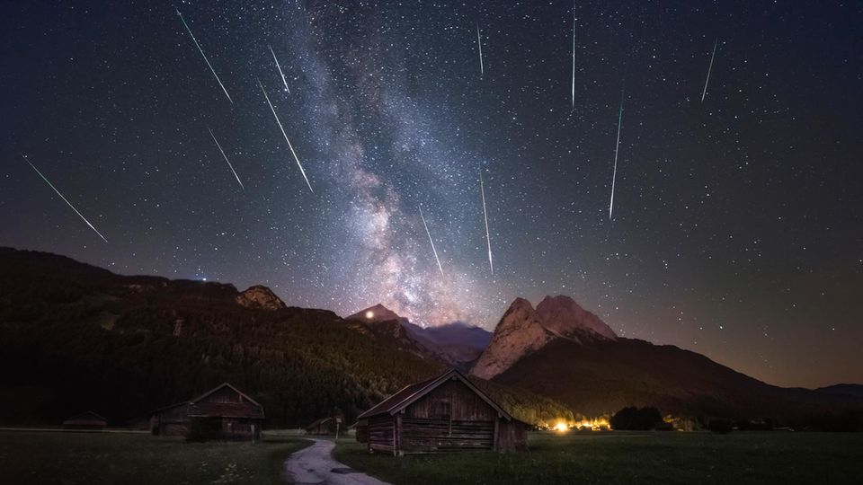 Weit weg von den hellen Städten, also auf dem Land oder in den Bergen, lässt sich der Sternschnuppenregen am Nachthimmel am besten beobachten