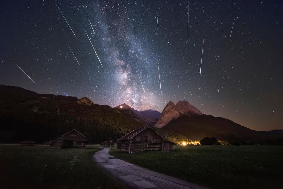 Astrohighlights im August : Weit weg von den hellen Städten, also auf dem Land oder in den Bergen, lässt sich der Sternschnuppenregen am Nachthimmel am besten beobachten Weit weg von den hellen Städten, also auf dem Land oder in den Bergen, lässt sich der Sternschnuppenregen am Nachthimmel am besten beobachten