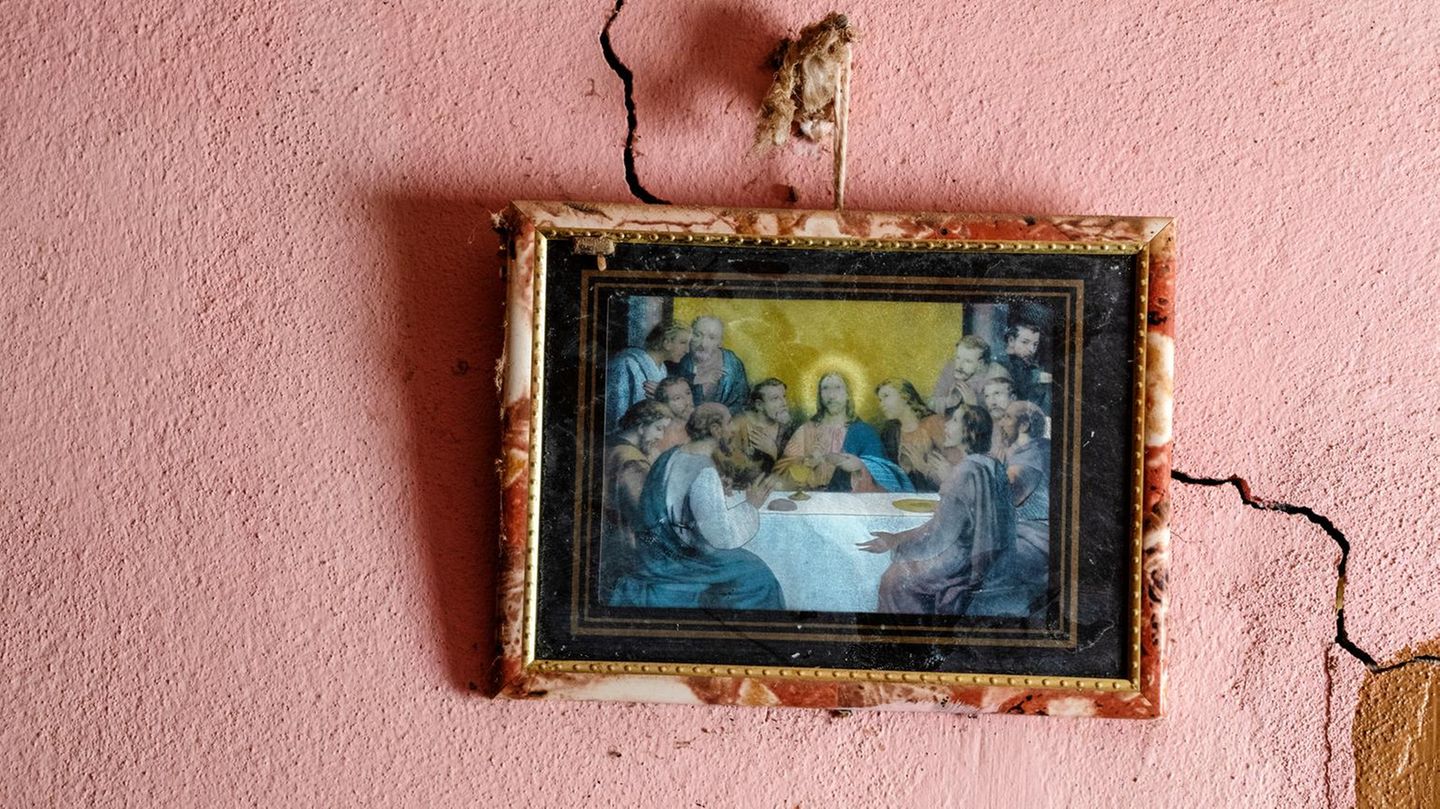 Nur notdürftig verdeckt eine Abendmahlszene den Riss, der sich durch eine Hauswand auf den Kapverden zieht. Das Salz im ungewaschenen Meeressand, aus dem der Beton hergestellt wurde, dehnt sich bei Wärme aus