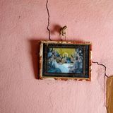 Nur notdürftig verdeckt eine Abendmahlszene den Riss, der sich durch eine Hauswand auf den Kapverden zieht. Das Salz im ungewaschenen Meeressand, aus dem der Beton hergestellt wurde, dehnt sich bei Wärme aus