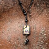 Sand verklebt die Haut und verfängt sich im Brusthaar eines Sandhändlers in Indien. Die Nachfrage nach Sand hat sich hier seit den frühen 2000er-Jahren schätzungsweise mehr als verdreifacht. Der Abbau ist zu großen Teilen illegal