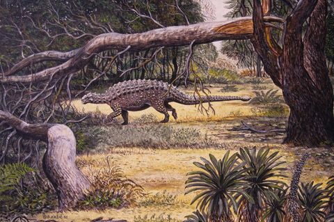 Ein Pinacosaurus unter einem umgefallenen, abgebrochenen Baumstamm