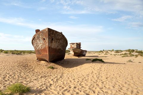 Rostige Schiffe im Sand