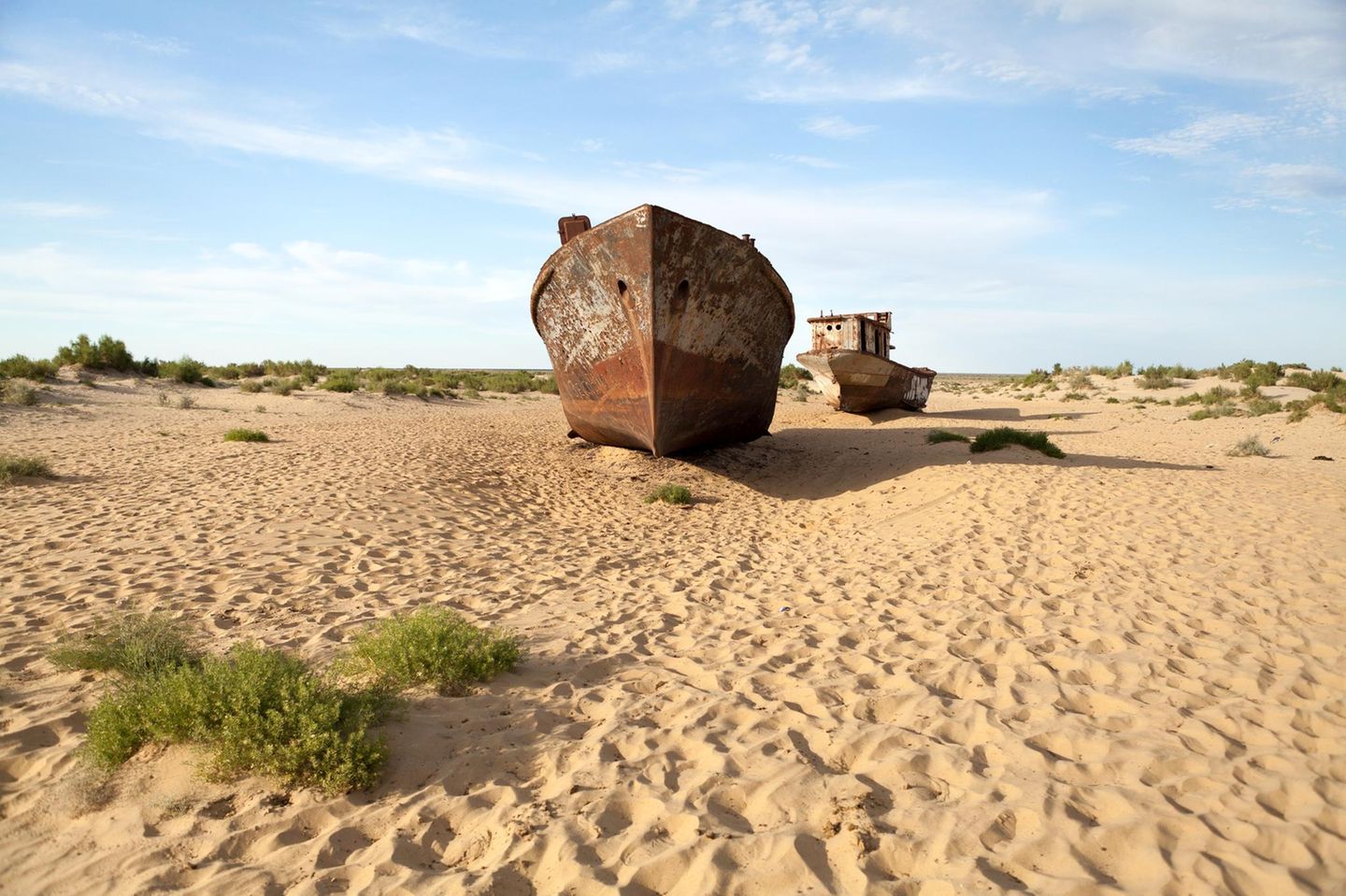 Rostige Schiffe im Sand