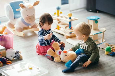 Kita-Kinder spielen
