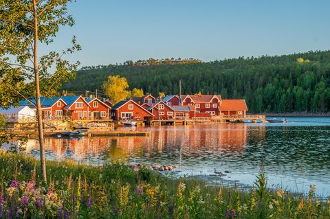 Häuseransammlung am See im Sommer in Norrfallsviken in Schweden im Sommer