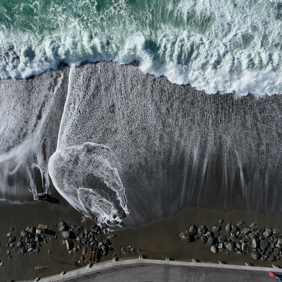 Tsunami Welle baut sich auf
