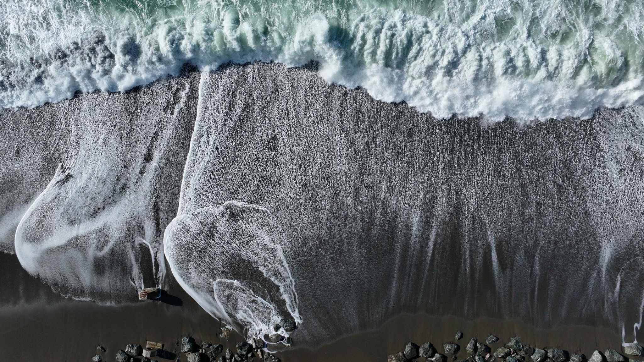 Tsunami Welle baut sich auf