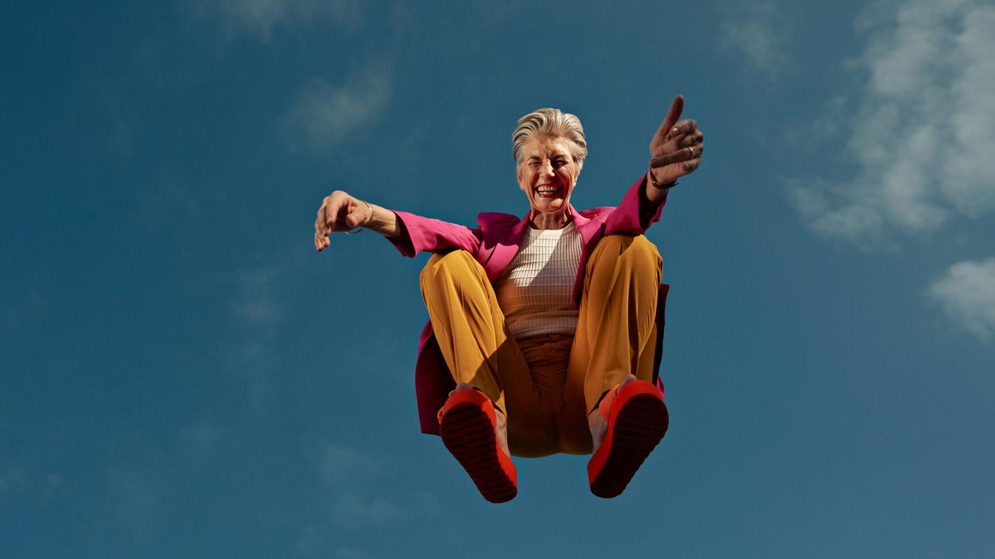 Frau springt auf einem Trampolin