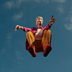 Frau springt auf einem Trampolin