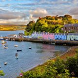Bunte Häuser am Wasser, auf dem Boote schwimmen