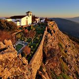 Die weißen Häuser von Mavao auf einem Hügel bei Sonnenuntergang