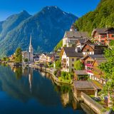 Blick auf die österreichische Stadt Hallstatt, mitsamt ihres Sees und den Bergen im Hintergrund