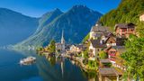 Blick auf die österreichische Stadt Hallstatt, mitsamt ihres Sees und den Bergen im Hintergrund