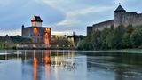 Spiegelungen der Häuser und Lichter im Fluss