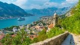 Bucht von Kotor mit alter Kirche im Vordergrund