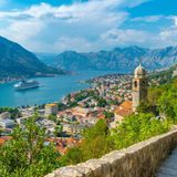 Bucht von Kotor mit alter Kirche im Vordergrund