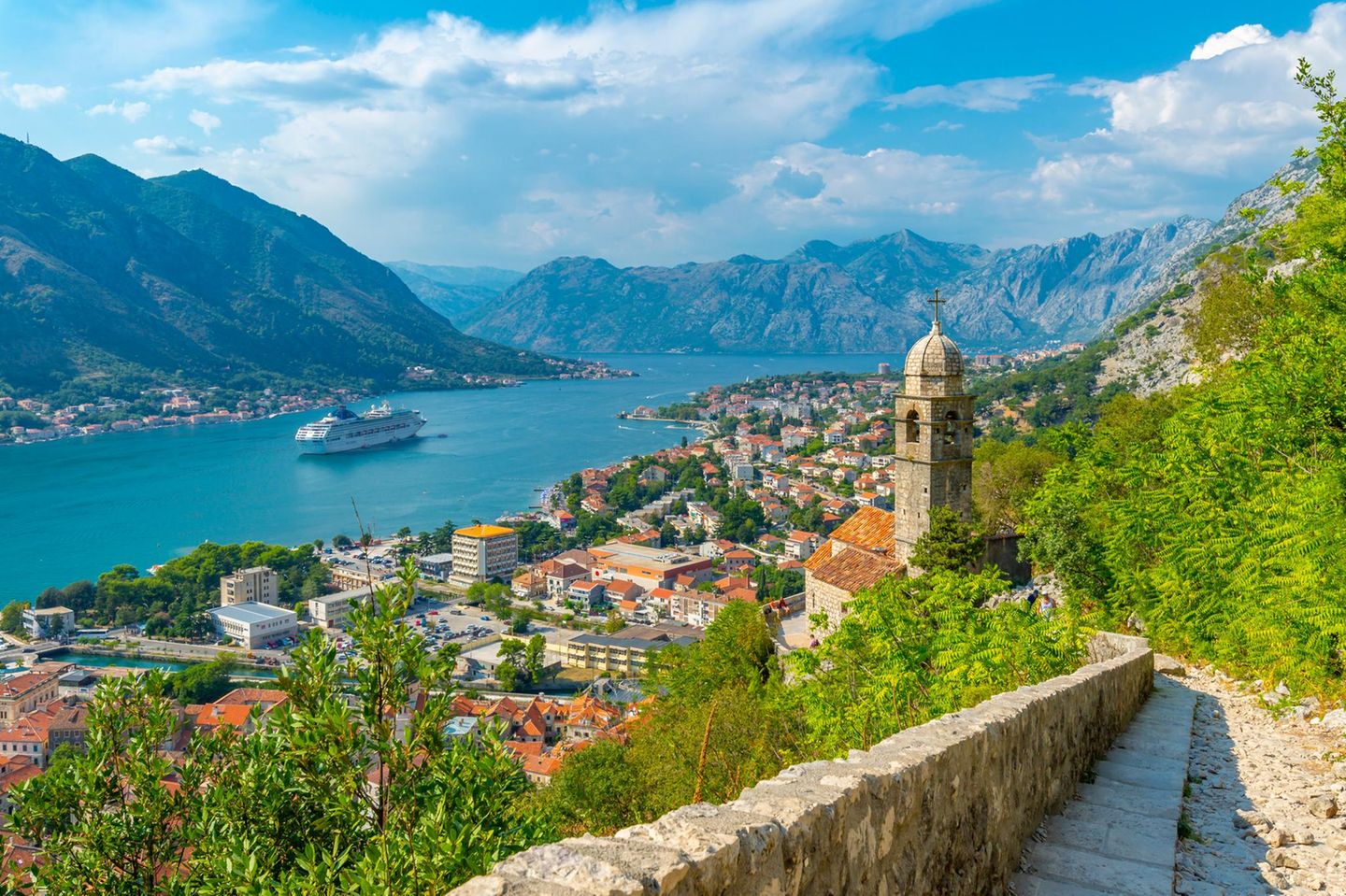 Bucht von Kotor mit alter Kirche im Vordergrund