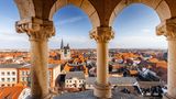Blick durch Balkonbögen auf die Dächer Quedlinburgs