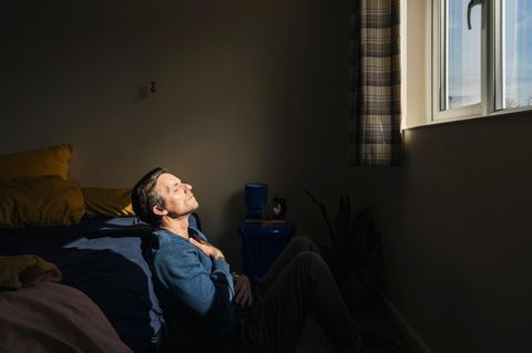 Ein Mann sitzt im Innenraum