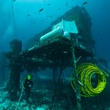 Unterwasserstation mit Taucher