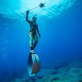 Taucher mit aufgespießtem Feuerfisch