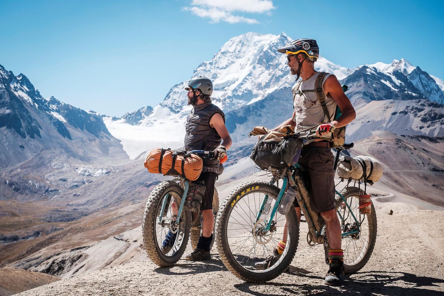 Zwei Männer mit ihren Bikepacking-Rädern im Gebirge