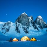 Zelte in einem Camp im Schnee