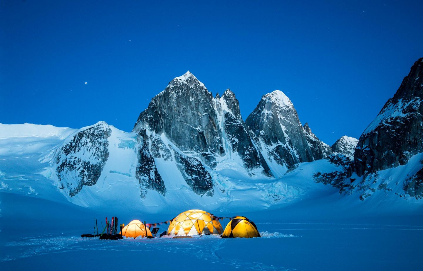 Kichatna Mountains, Alaska Zelte in einem Camp im Schnee