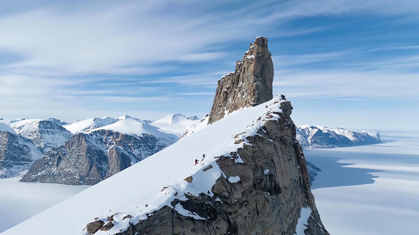 Sam Ford Fjord, Baffin Island, Kanada Ein schneebedeckter Gipfel