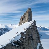 Ein schneebedeckter Gipfel