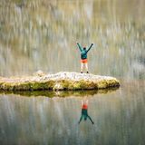 Eine Frau reckt die Arme in den Himmel