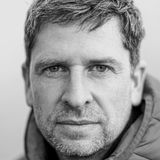 Lars Abromeit und Gasometer mit Plakat