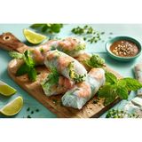 Zutaten für vier Personen:  12 Blätter Reispapier, rundes, ca. 20 - 22 cm Durchmesser  1 Kopf    Eisbergsalat, ca. 2 - 3 Blätter in 12 kleinere Stücke gerissen  50 g    Glasnudeln  1    Karotte(n) und/oder frische Gurke, in kleine Streifen geschnitten  50 g    Sojasprossen  einige    Minzeblätter  etwas    Koriandergrün  etwas    Thai-Basilikum oder normales Basilikum  nach Belieben:    Knoblauchschnittlauch oder normaler Schnittlauch     optional:    12    Garnele(n), gekocht oder gebraten und gewürzt  180 g    Fleisch nach Wahl, z.B. kurz gebratenes Rinderfilet     Das ganze Rezept findet ihr hier.