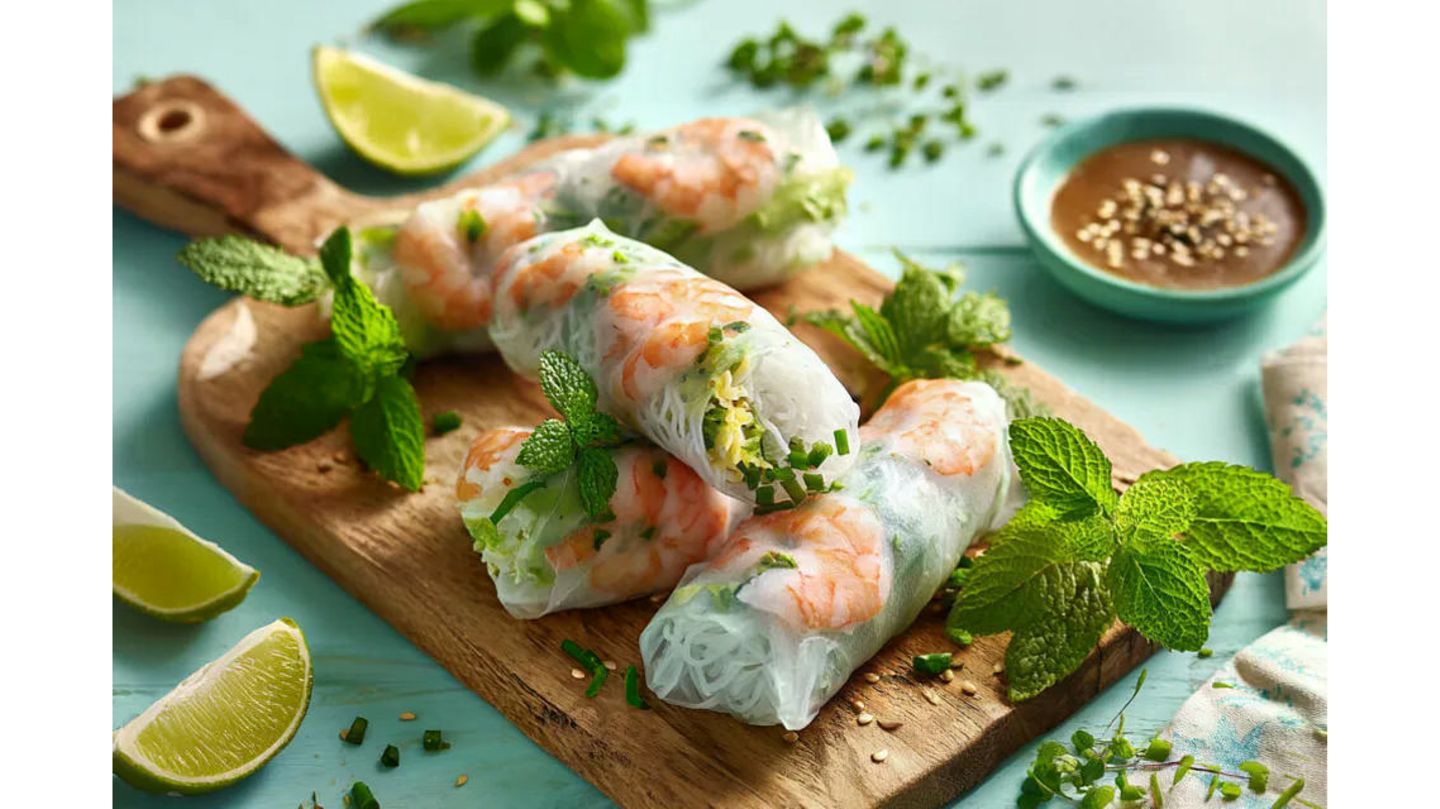 Frisch, fein, fabelhaft: Vietnamesische Sommerrollen Zutaten für vier Personen: 12 Blätter Reispapier, rundes, ca. 20 - 22 cm Durchmesser 1 Kopf Eisbergsalat, ca. 2 - 3 Blätter in 12 kleinere Stücke gerissen 50 g Glasnudeln 1 Karotte(n) und/oder frische Gurke, in kleine Streifen geschnitten 50 g Sojasprossen einige Minzeblätter etwas Koriandergrün etwas Thai-Basilikum oder normales Basilikum nach Belieben: Knoblauchschnittlauch oder normaler Schnittlauch optional: 12 Garnele(n), gekocht oder gebraten und gewürzt 180 g Fleisch nach Wahl, z.B. kurz gebratenes Rinderfilet Das ganze Rezept findet ihr hier.