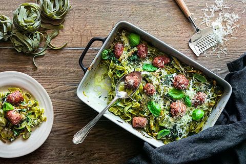 Zutaten für vier Personen:  500 g    Tagliatelle, grüne, frische  1    Zwiebel(n)  1    Knoblauchzehe(n)  500 g    Rahmspinat, TK  100 g    Frischkäse  100 g    Sahne  200 g    Bratwurst, italienische, rohe  100 g    Pecorino, junger, frisch geriebener  Olivenöl  Salz und Pfeffer aus der Mühle  Muskatnuss, frisch geriebene     Das ganze Rezept findet ihr hier.