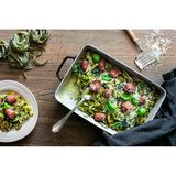 Zutaten für vier Personen:  500 g    Tagliatelle, grüne, frische  1    Zwiebel(n)  1    Knoblauchzehe(n)  500 g    Rahmspinat, TK  100 g    Frischkäse  100 g    Sahne  200 g    Bratwurst, italienische, rohe  100 g    Pecorino, junger, frisch geriebener  Olivenöl  Salz und Pfeffer aus der Mühle  Muskatnuss, frisch geriebene     Das ganze Rezept findet ihr hier.