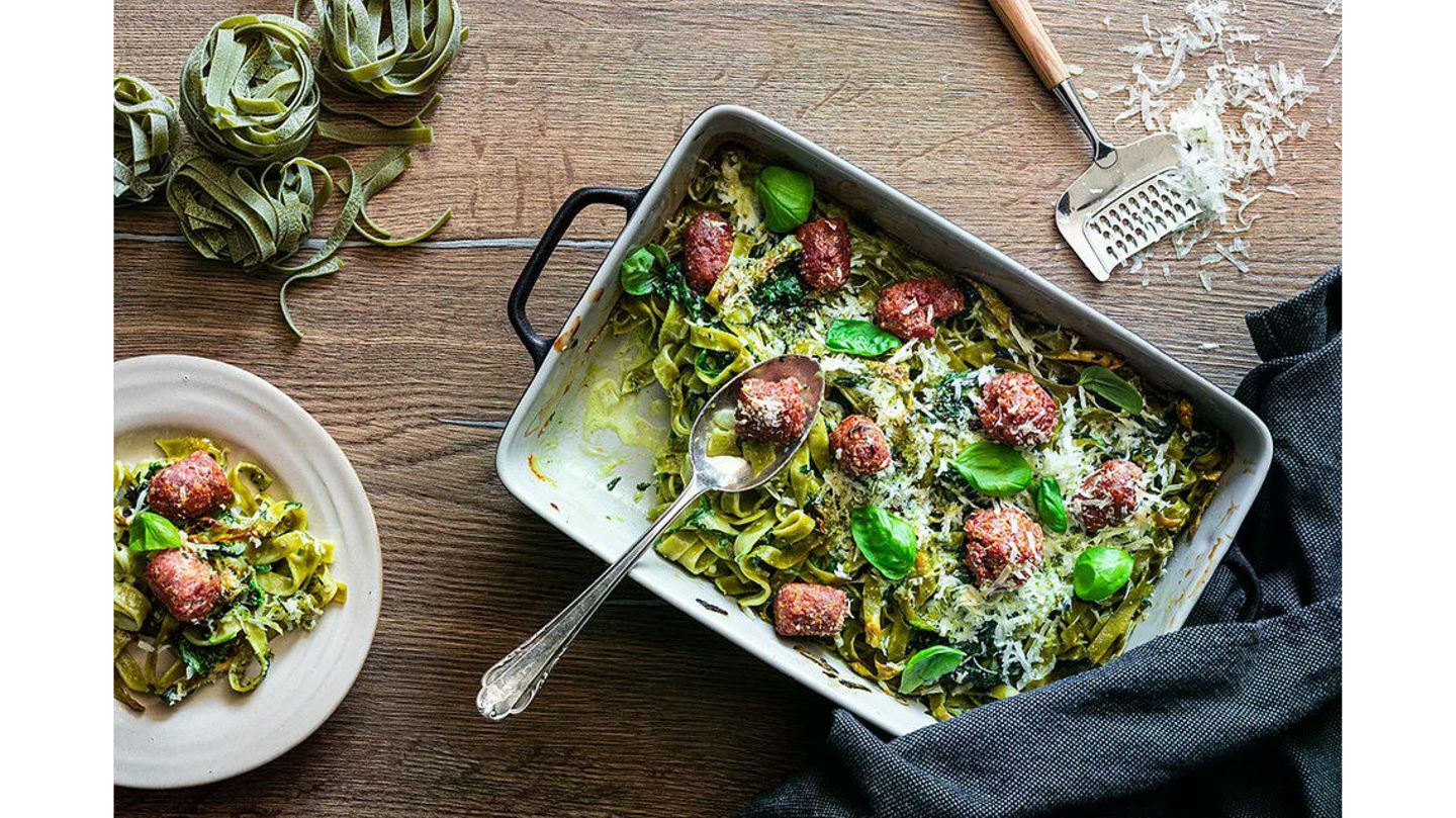 Zutaten für vier Personen:  500 g    Tagliatelle, grüne, frische  1    Zwiebel(n)  1    Knoblauchzehe(n)  500 g    Rahmspinat, TK  100 g    Frischkäse  100 g    Sahne  200 g    Bratwurst, italienische, rohe  100 g    Pecorino, junger, frisch geriebener  Olivenöl  Salz und Pfeffer aus der Mühle  Muskatnuss, frisch geriebene     Das ganze Rezept findet ihr hier.